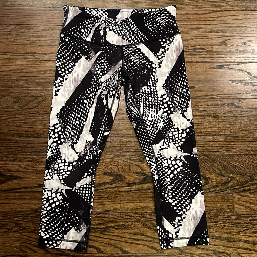 Lululemon wunder under cropped pants in static mist